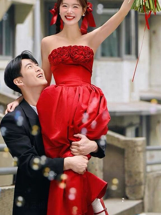 2025年新作 レッド ブライズメイド ストリートスナップ  - Photography Wedding のレビューと価格